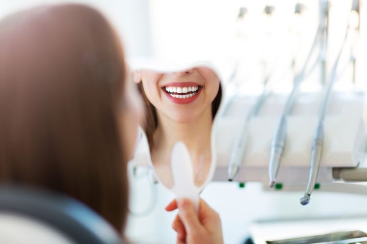 mulher sorrindo no dentista