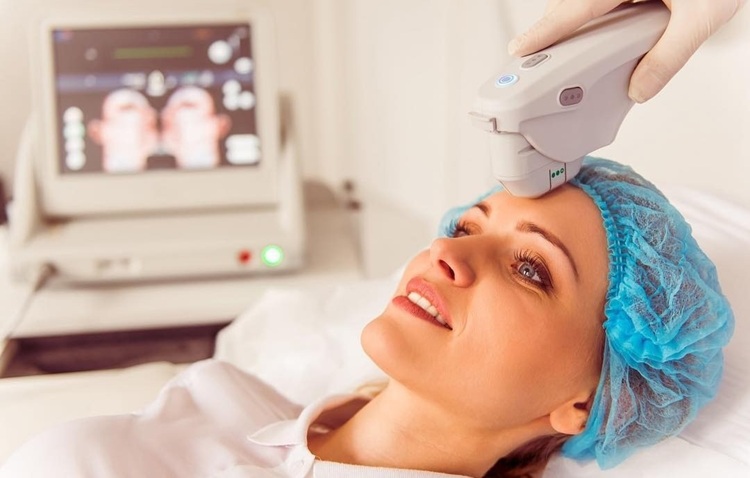 Paciente mulher realizando tratamento com Ultrassom Microfocado