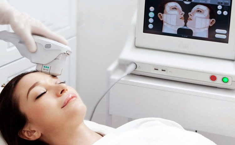 Paciente durante sessão de Ultrassom Microfocado, procedimento de lifting facial não cirúrgico que promove rejuvenescimento natural e melhora da firmeza da pele.